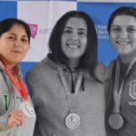 Kacidy (izq.) durante una entrega de preseas