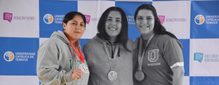 Kacidy (izq.) durante una entrega de preseas