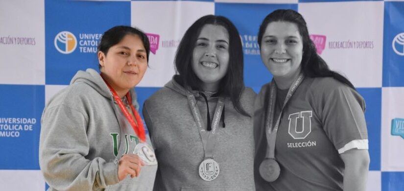 Kacidy (izq.) durante una entrega de preseas