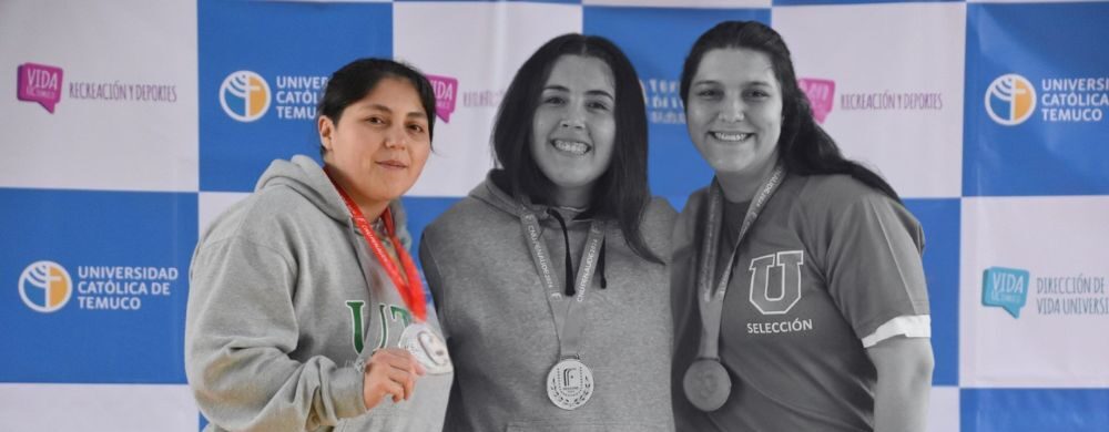 Kacidy (izq.) durante una entrega de preseas