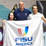 Ignacio Gómez (der.), durante la ceremonia de premiación en el FISU América 3x3