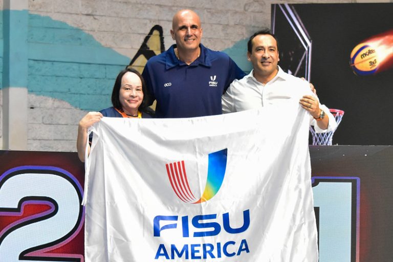 Ignacio Gómez (der.), durante la ceremonia de premiación en el FISU América 3x3